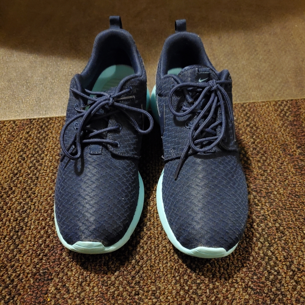 WMN'S Nike Roshe One Sz 8.5
